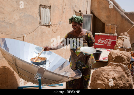 West-Afrika Mali Bandiagara im Dogon-Land, Frau mit Solarkocher, die Zubereitung von Speisen Stockfoto