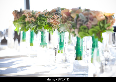 Hintergrundbeleuchtung Satz von Braut und Brautjungfer Blumensträuße als Mittelstücke am Empfangstisch Stockfoto