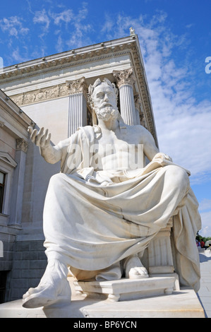 Wien, Österreich. Parlament. Statue (von Hugo Haerdtl) von Xenophon (Soldat und Schriftsteller: 430-354 v. Chr.) Stockfoto