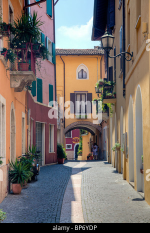 Gardone am Gardasee mit Bäumen gesäumten Straße Stockfoto