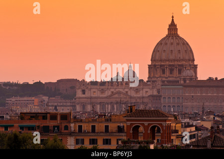 Die päpstliche Basilika des Heiligen Petrus dominiert die Skyline bei Sonnenuntergang aus dem Pincio-Hügel, Rom, Italien Stockfoto