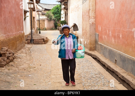 Bäuerin in Shaxi Dorf, Yunnan Provinz, China Stockfoto