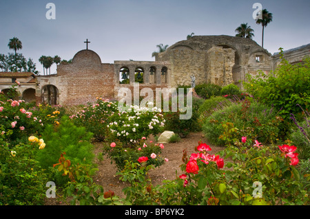 Blumen blühen im Garten in der Nähe der großen Stein Kirche, Mission San Juan Capistrano, San Juan Capistrano, Kalifornien Stockfoto