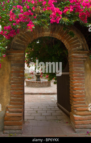 Ziegelbogen und Brunnen im Innenhof an Mission San Juan Capistrano, San Juan Capistrano, Kalifornien Stockfoto