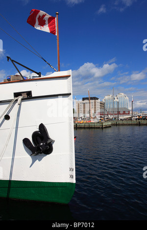 Kanadische Flagge am Boot an der Promenade, Halifax, Nova Scotia, Kanada, Nordamerika. Foto: Willy Matheisl Stockfoto