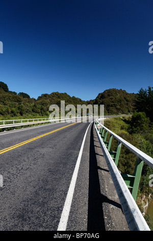 Eine Ansicht in der Mitte des State Highway 10 zwischen Napier und Wairoa, wo es über den Mohaka River, Neuseeland geht Stockfoto