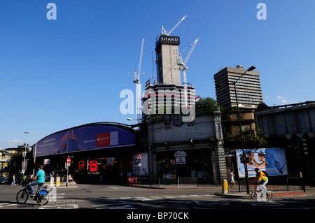 London Bridge Station Eingang und The Shard Wolkenkratzer unter Konstruktion, London, England, UK Stockfoto