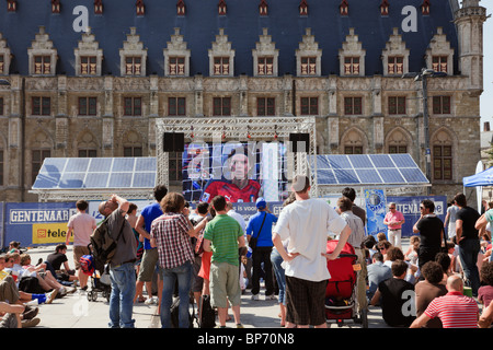 Sint-Baafs Plein, Gent, Belgien. Menschenmenge draußen beobachten live Fußball-WM auf Großleinwand solar Fernsehen Stockfoto