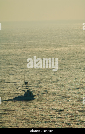 Kommerziellen Fischerboot auf dem Meer bei Sonnenuntergang, nahe Point Vicente, Halbinsel Palos Verdes, Kalifornien Stockfoto