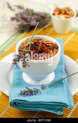 Gedünstete Äpfel mit Nüssen und Lavendel. Rezept zur Verfügung. Stockfoto