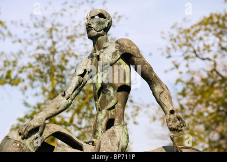 Eines der vier Reiter der Apokalypse (Bronze Skulptur von Rik Poot), historische Zentrum von Brügge, Belgien Stockfoto