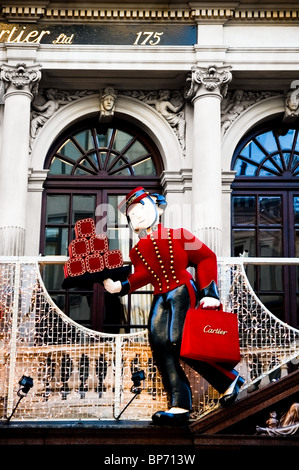 Cartier-Geschäft außen, außen Weihnachten Fensterdekoration mit smart Butler präsentiert, Bond Street, London, England, UK, Europa Stockfoto