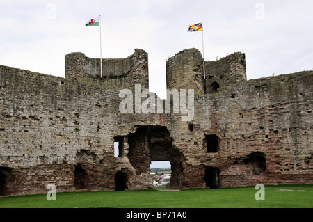 Die Twin Towers des Torhauses West Schutz der Burg vor Angriffen auf dem Land oder Fluss am Rhuddlan Schlosses, Rhyl, Nordwales Stockfoto