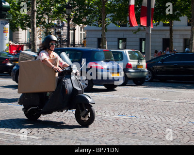 Mann auf Roller auf der Champs Elysees, Paris, Frankreich Stockfoto