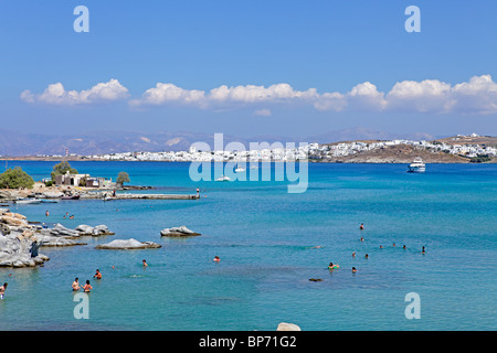 Kolimbithres Bucht, im Hintergrund Naoussa Stadt, Insel Paros, Cyclades Inseln der Ägäis, Griechenland Stockfoto