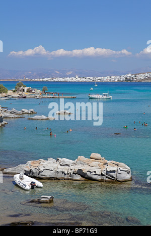 Kolimbithres Bucht, im Hintergrund Naoussa Stadt, Insel Paros, Cyclades Inseln der Ägäis, Griechenland Stockfoto