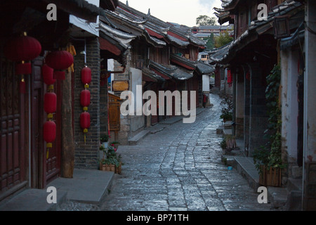 Enge Gasse in die alte Stadt Lijiang, Provinz Yunnan, China Stockfoto