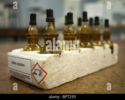Jod-Flaschen, Klasse inmitten von Polystyrol Halter im Schullabor Wissenschaft Stockfoto