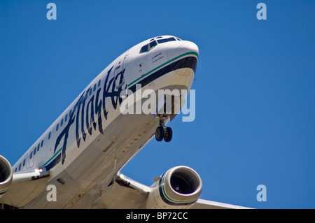 Alaska Airlines Boeing 737 landet auf dem Los Angeles International Airport LAX, Los Angeles, Kalifornien Stockfoto