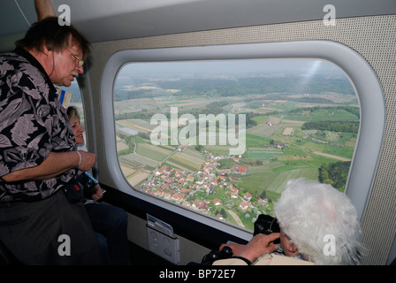 Blick aus dem Fenster von einem Luftschiff Luftschiff Zeppelin NT im touristischen Flug in der Nähe von Friedrichshafen Landschaft Stockfoto