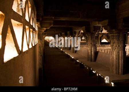 Eine schraffierte Fläche innerhalb der Gebetsraum der Jama Masjid (Freitags-Moschee) in Ahmedabad, Gujarat, Indien. Stockfoto