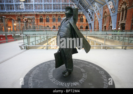 Statue des ehemaligen Dichter-Laureatus Sir John Betjeman stehen am Bahnhof St Pancras, London UK. Foto: Jeff Gilbert Stockfoto