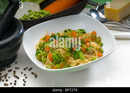 italienische Spaghetti Nudeln mit frischen hausgemachten Gemüsesauce Stockfoto