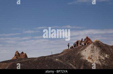 Touristen, die einen Hügel auf White Island Vulkan Klettern Stockfoto