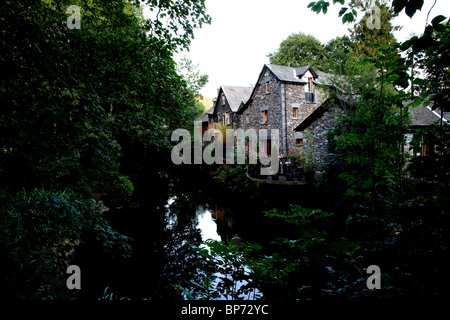 Grasmere Dorf und den Fluß Rothay aus dem Stein Brücke auf Broadgate Hauptstraße des Dorfes in der Abenddämmerung Stockfoto