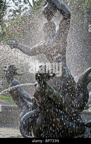 London. Regents Park, Queen Mary es Gardens, der Triton-Brunnen. Stockfoto