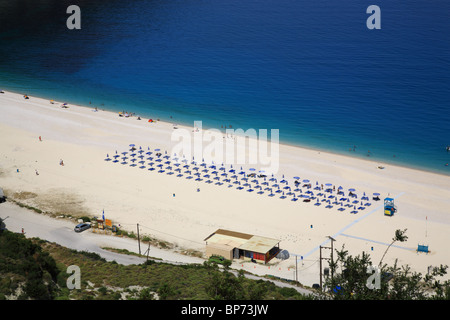 Liegestühle am Strand Myrtos, Kefalonia Griechenland Stockfoto
