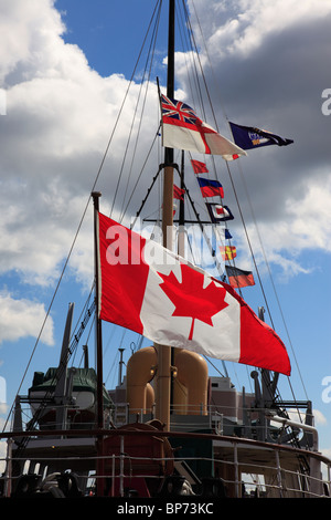 Candian Beflaggung Segel Boot im Hafen von Halifax, Nova Scotia, Kanada, Nordamerika. Foto: Willy Matheisl Stockfoto