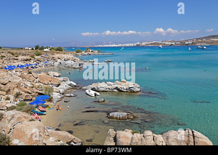 Kolimbithres Bucht, im Hintergrund Naoussa Stadt, Insel Paros, Cyclades Inseln der Ägäis, Griechenland Stockfoto