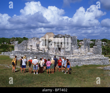 Reisegruppe von Maya Tempel archäologische Website, Tulum, Quintana Roo Zustand, Mexiko Stockfoto