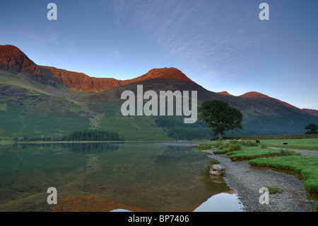 Hoher Stil fängt die ersten Strahlen der Morgensonne über Buttermere im Lake District Stockfoto