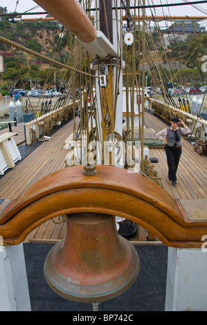 Messing Schiffe Glocke auf The Pilgrim, Großsegler, angedockt an Dana Point Harbor, Orange County, Kalifornien Stockfoto