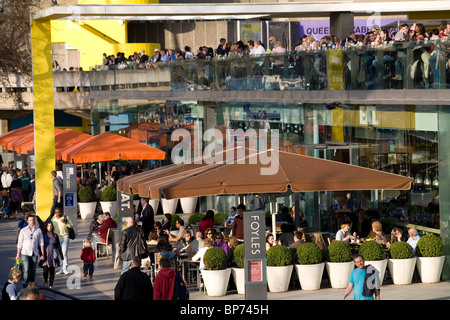 Cafés Bars Restaurants vor der Royal Festival Hall South Bank London Stockfoto