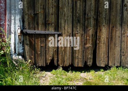 Eine feine Details der das alte hölzerne Scheunentor. Kabböle, Loviisa, Finnland, Skandinavien, Europa. Stockfoto