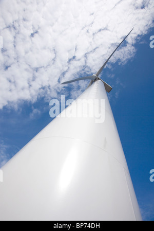 Windturbinen Pylon und wolkigen Himmel, Finnland Stockfoto