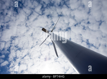 Windturbinen Pylon und wolkig blauen Himmel, Finnland Stockfoto