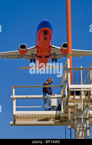 Menschen, die Arbeiten am Start-und Landebahn Anflugbefeuerung unter Jet-Flugzeug landet auf dem Los Angeles International Airport LAX, California Stockfoto