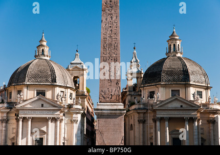 Piazza del Popolo Quadrat mit der ägyptische Obelisk Ramses II in der Mitte und zwei Kirchen in den Rücken, Rom, Italien Stockfoto