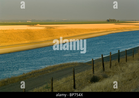 Kalifornien Aquädukt bei Sonnenuntergang im Central Valley, in der Nähe von Los Bano, Merced County, Kalifornien Stockfoto