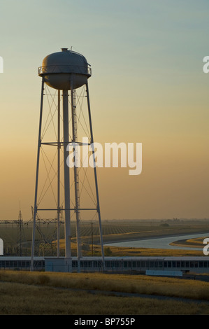 California Aqueduct und Wasserspeicherung Turm bei Sonnenuntergang im Central Valley, in der Nähe von Los Banos, Merced County, Kalifornien Stockfoto