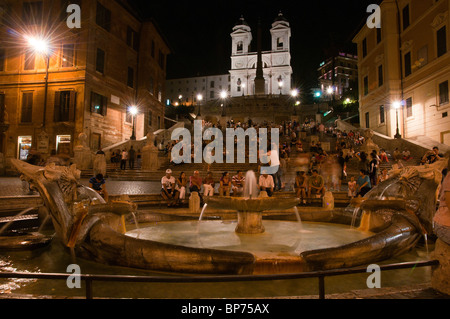 Piazza di Spagna und der Kirche der Santissima Trinità dei Monti oberhalb der spanischen Treppe im Hintergrund, Rom, Italien Stockfoto