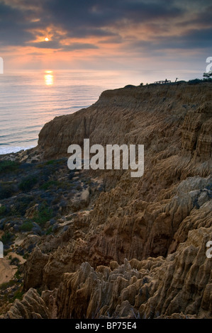 Sonnenuntergang über den erodierten Klippen in der Nähe von Torrey Pines State Reserve, Razor Point, San Diego, Kalifornien Stockfoto