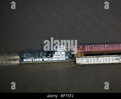 Luftaufnahme über dem Mississippi im Inland Marine Schlepper Boot schieben Lastkähne Mississippi River Baton Rouge Louisiana Stockfoto