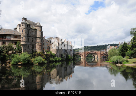 Der Fluss Lot schlängelt sich durch die historische Altstadt von Espalion im Aveyron Departement von Frankreich. Stockfoto