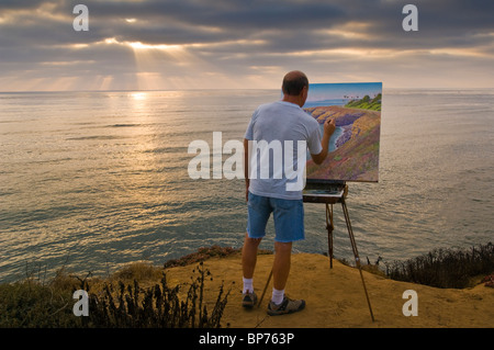 Künstlers Bill Jewell Plein Aire Malerei auf küstennahen Klippe mit Blick auf den Ozean bei Sunset Cliffs, San Diego, Kalifornien Stockfoto