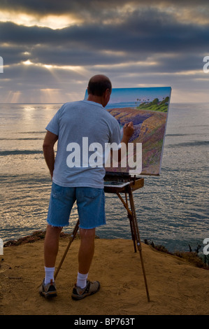 Künstlers Bill Jewell Plein Aire Malerei auf küstennahen Klippe mit Blick auf den Ozean bei Sunset Cliffs, San Diego, Kalifornien Stockfoto